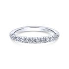 18K White Gold Graduated Round Wedding Band