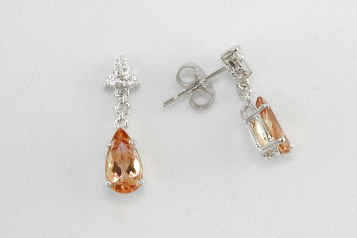 18K White Gold Diamond Dangle Earrings