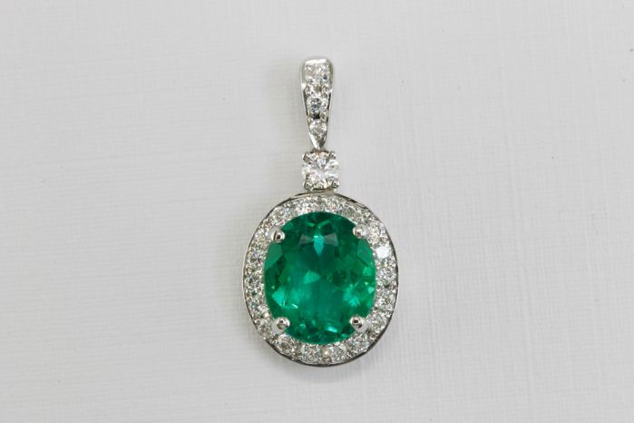 18K White Gold Diamond Halo Fashion Pendant