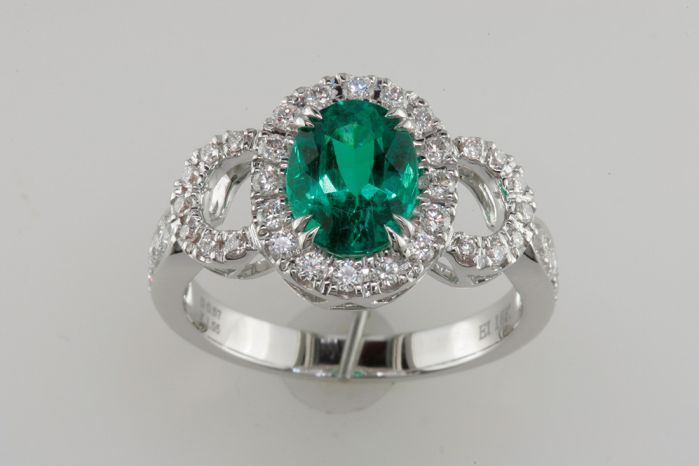 18K White Gold Diamond Halo Fashion Ring