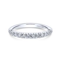 18K White Gold Graduated Round Wedding Band