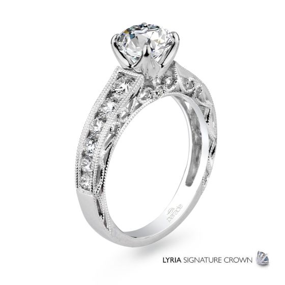 Graduated diamond engagement ring